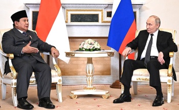 Президент РФ В.В. Путин вручил президенту Индонезии русскоязычное издание его мемуаров