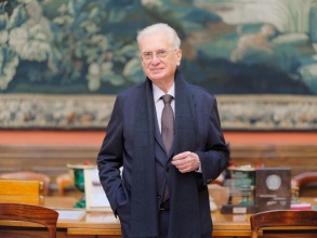 Поздравление коллектива «Восточной трибуны» по случаю дня рождения члена Научно-издательского совета, академика РАН М.Б.Пиотровского