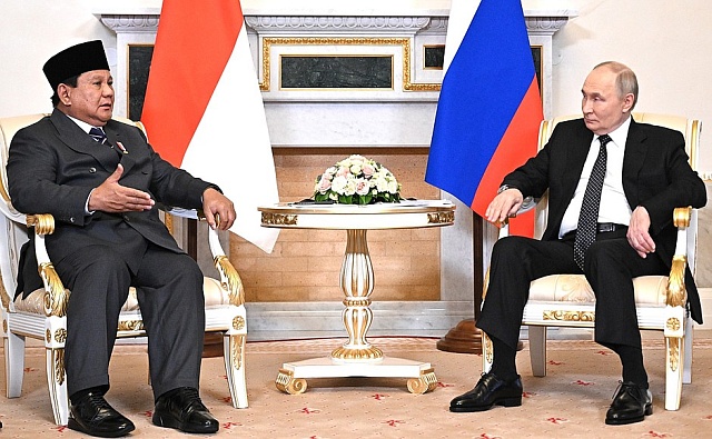 Президент РФ В.В. Путин вручил президенту Индонезии русскоязычное издание его мемуаров